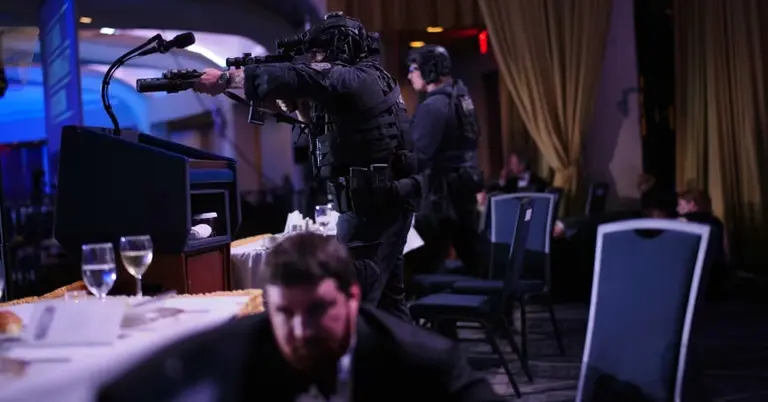 ট্রাম্পকে সরিয়ে নেয়ার পর এজেন্টরা অস্ত্র হাতে প্রস্তুত